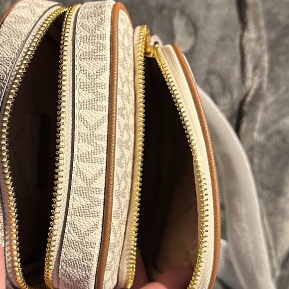 Michael Kors Jet Set Travel Medium Signature Logo Crossbody Vanilla Neutral NWT - Picture 12 of 15